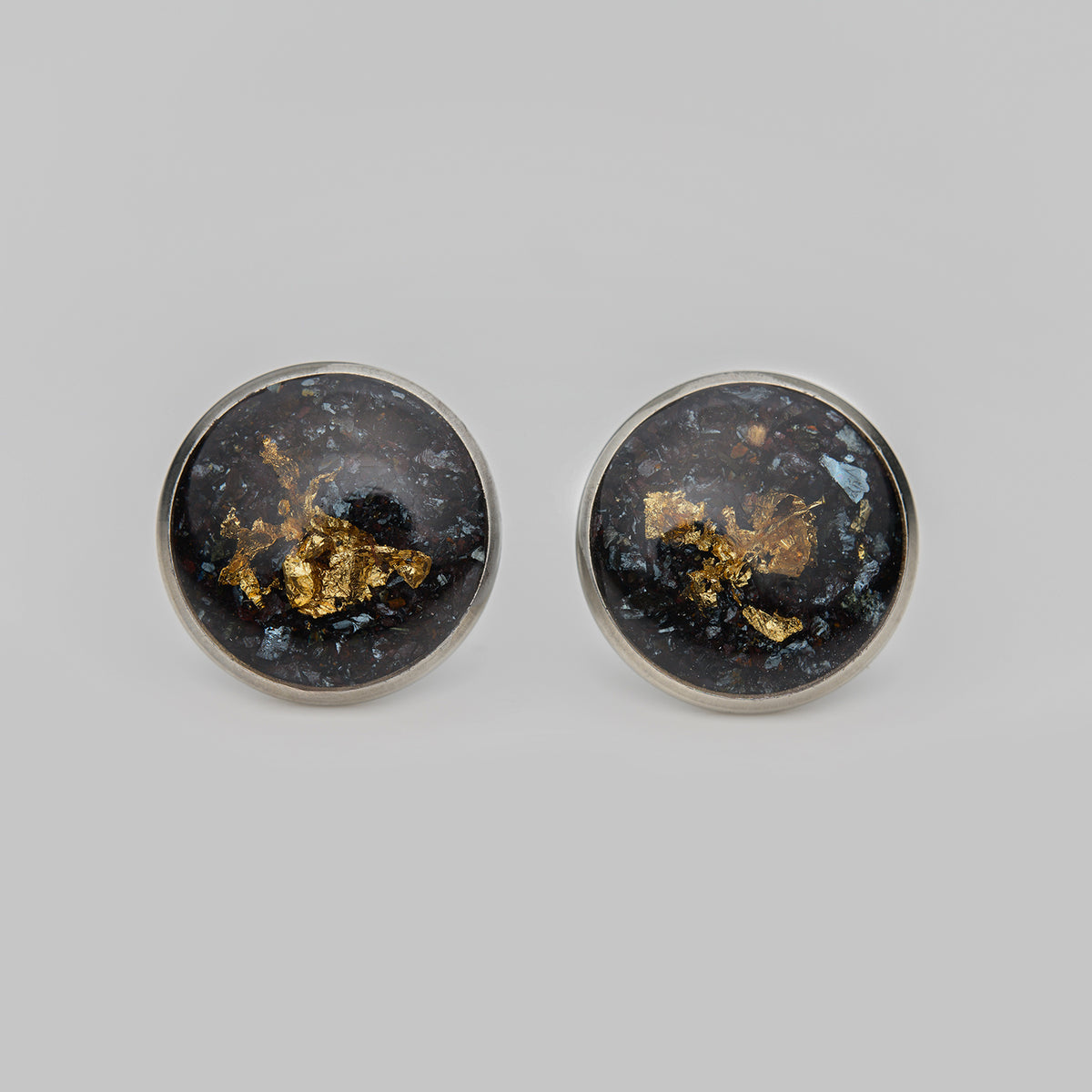 Elba Hämatit mit 24k Blattgold Ohrstecker 10 / 12 mm Edelstahl